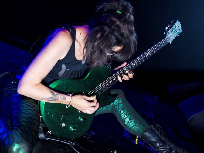 samantha bennett vance guitars bare knuckle pickups